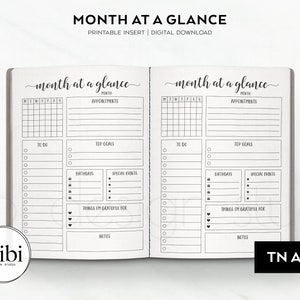 Pode incluir: Um inserto de planejador mensal imprimível para um caderno de viagem. O inserto tem uma grade de calendário, listas de tarefas, principais objetivos, seções para aniversários e eventos especiais, e um espaço para as coisas pelas quais ser grato. O texto "month at a glance" está escrito no topo da página. O inserto é etiquetado como "TN A6".