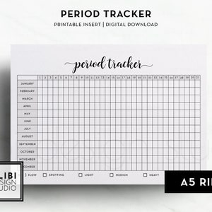Op de afbeelding: Een printbare menstruatietracker voor een ringband. De tracker heeft een raster voor elke maand van het jaar en bevat secties voor flow, spotting, licht, medium en zwaar.