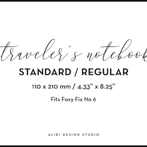 K&ouml;nnte beinhalten: Reisetagebuch in schwarzer Schrift auf wei&szlig;em Hintergrund. Der Text lautet "Traveler's notebook STANDARD / REGULAR 110 x 210 mm / 4.33" x 8.25" Fits Foxy Fix No 6 ALIBI DESIGN STUDIO".