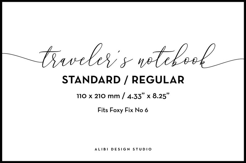 K&ouml;nnte beinhalten: Reisetagebuch in schwarzer Schrift auf wei&szlig;em Hintergrund. Der Text lautet "Traveler's notebook STANDARD / REGULAR 110 x 210 mm / 4.33" x 8.25" Fits Foxy Fix No 6 ALIBI DESIGN STUDIO".