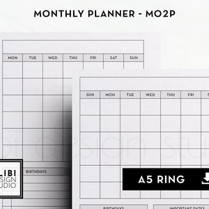 Op de afbeelding: Twee witte A5 maandplanner pagina's met een raster voor elke dag van de week. De tekst "MONTHLY PLANNER - MO2P" staat bovenaan. De tekst "A5 RING" staat rechtsonder. Het Alibi Design Studio logo staat linksonder.