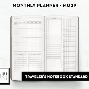 Op de afbeelding: Een zwart-witte maandelijkse planner met een rasterindeling voor het plannen van afspraken en evenementen. De planner bevat ook secties voor verjaardagen en belangrijke data. De tekst "MONTHLY PLANNER - MO2P" en "TRAVELER'S NOTEBOOK STANDARD" staat op de omslag gedrukt.