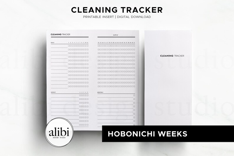 Op de afbeelding: Een witte, printbare schoonmaaktracker-inzet voor een Hobonichi Weeks planner. De lay-out bevat secties voor dagelijkse, wekelijkse en maandelijkse taken met selectievakjes en lijnen. De tekst luidt CLEANING TRACKER, PRINTABLE INSERT.
