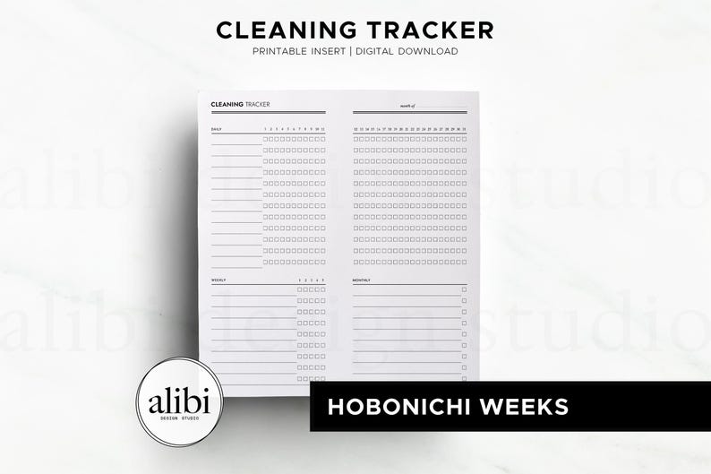 Op de afbeelding: Een zwart-wit schoonmaaktracker als printbare insert voor Hobonichi Weeks planners. Het document bevat secties voor dagelijkse, wekelijkse en maandelijkse taken met selectievakjes en lijnen voor notities, gelabeld met de tekst CLEANING TRACKER.