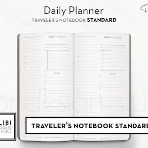 K&ouml;nnte beinhalten: Ge&ouml;ffneter Tagesplaner mit dem Text "Daily Planner" und "Traveler's Notebook Standard". Der Planer hat einen grauen Einband und enth&auml;lt linierte Seiten mit Abschnitten f&uuml;r die Planung und To-Do-Listen. Das Alibi Design Studio Logo ist sichtbar.