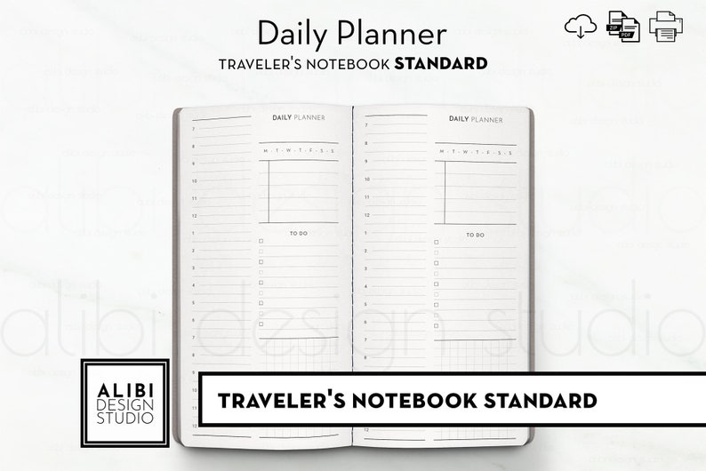K&ouml;nnte beinhalten: Ge&ouml;ffneter Tagesplaner mit dem Text "Daily Planner" und "Traveler's Notebook Standard". Der Planer hat einen grauen Einband und enth&auml;lt linierte Seiten mit Abschnitten f&uuml;r die Planung und To-Do-Listen. Das Alibi Design Studio Logo ist sichtbar.