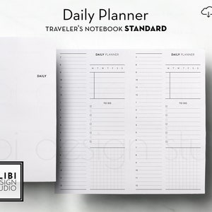 K&ouml;nnte beinhalten: Ein wei&szlig;er Tagesplaner mit dem Text "Daily Planner Traveler's Notebook STANDARD". Der Planer enth&auml;lt eine To-Do-Liste und einen Abschnitt f&uuml;r die Tagesplanung. Auf dem Cover steht das Wort "DAILY". Das Logo von Alibi Design Studio befindet sich unten links.