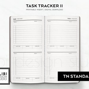 Könnte beinhalten: Offenes Notizbuch mit Aufgabenverfolgungsseiten. Die Seiten sind weiß mit grauen Linien und Überschriften für Projekt, Priorität, Startdatum, Fälligkeit und Fertigstellung. Der Text "TASK TRACKER II" und "PRINTABLE INSERT | DIGITAL DOWNLOAD" stehen oben. Unten rechts steht "TN STANDARD".