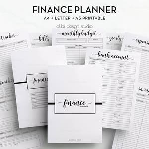 Op de afbeelding: Een set printbare financiële plannerpagina's met zwarte tekst op wit papier. De vellen bevatten koppen voor inkomentracker, rekeningen, maandbudget, uitgaventracker, schuldentracker, bankrekening en spaartracker met een lay-out.