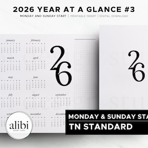 Puede incluir: Un inserto de planificador minimalista en blanco y negro para 2026. El diseño incluye un calendario anual, el número "26" en negrita y el texto "2026 YEAR AT A GLANCE #3". El inserto está etiquetado como "MONDAY & SUNDAY START" y "TN STANDARD".