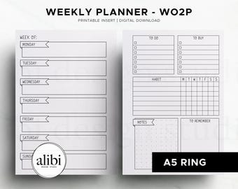Könnte beinhalten: Ein schwarz-weißer, druckbarer Wochenplaner-Einsatz mit der Aufschrift WEEKLY PLANNER - WO2P. Die linke Seite zeigt Tagesabschnitte von Montag bis Sonntag mit bandartigen Überschriften. Die rechte Seite enthält Abschnitte für To Do, To Buy, Habit, Notes und To Remember.