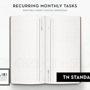 Op de afbeelding: Open notitieboek met raster- en gelinieerde pagina's voor terugkerende maandelijkse taken. De tekst bovenaan luidt "RECURRING MONTHLY TASKS PRINTABLE INSERT | DIGITAL DOWNLOAD". De tekst "TN STANDARD" staat rechtsonder. Het Alibi Design Studio-logo staat linksonder.