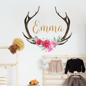 Sticker prénom fille chambre. Sticker mural enfant cornes de bois de cerisier et fleurs. Décoration de chambre d&#39;enfant boisée. Sticker floral chambre d&#39;adolescente au-dessus du lit LT8