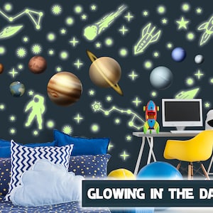 Adesivo de parede com estrelas que brilham no escuro. Adesivos de parede com o sistema solar para crianças. Adesivo de parede com planetas para quarto de bebê menino menina. Decoração de quarto de bebê com tema espacial.