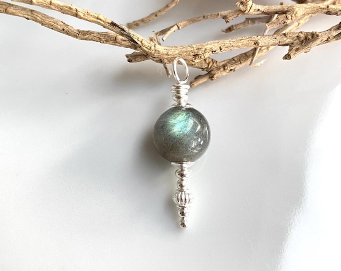 Pendant made of dark labradorite and silver, yoga jewelry, small gift for women, gift for jewelry enthusiasts