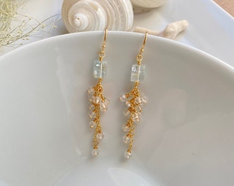 Cluster - Hängeohrringe aus Topas weiß und Silber vergoldet, Traubenform, schimmernde, facettierte, kleine Perlen, Geschenk für Frauen