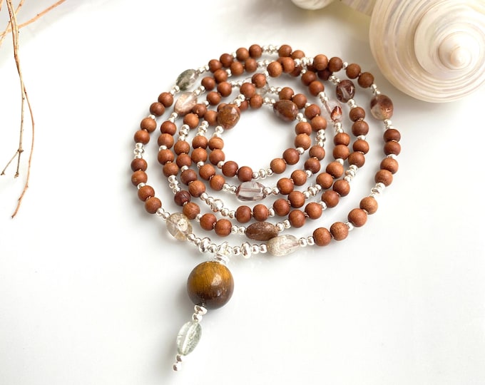 Mala in sandalwood and inclusive quartz, decorated with silver, final pearl in tiger's eye and inclusive quartz