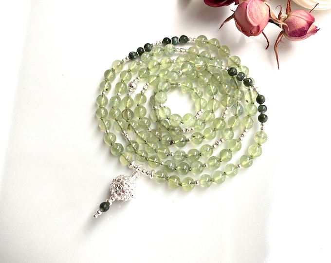 Mala necklace made of prehnite, decorated with seraphinite and silver, yoga jewelry, prayer beads with 108 beads, jewelry with chakra crystals