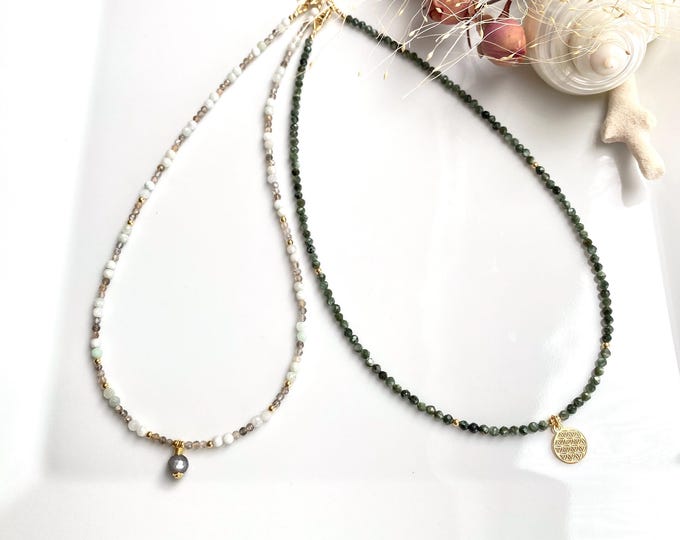 Für S.: Choker aus Seraphinit mit Blume des Lebens und Choker aus Jade und dunklem Mondstein mit Silber vergoldet