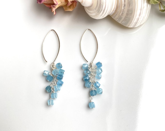 Earrings made of aquamarine and silver sterling (925), hanging earrings in navette shape with aquamarine cubes wrapped on silver