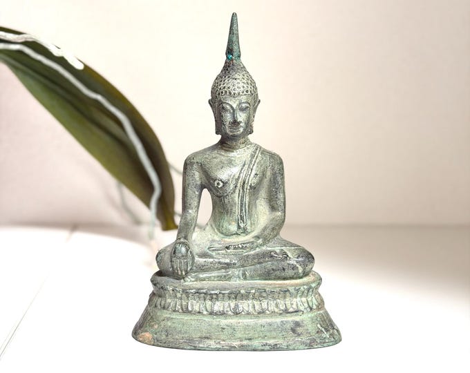 thailändische Buddha - Statue aus Messing mit grüner Patina, handgefertigte Statuette