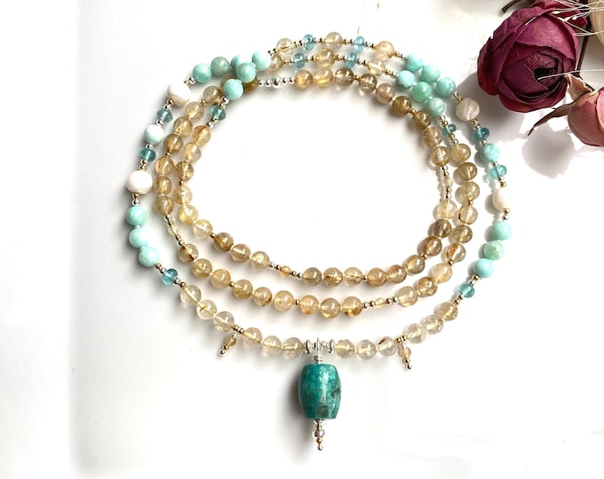 Mala made of rutilated quartz, apatite, mother-of-pearl, green calcite, chrysocolla, silver and gold-plated silver, yoga jewelry, jewelry with chakra crystals
