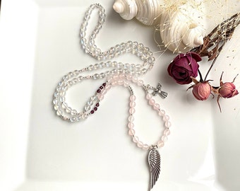 Collier Mala composé d'Angel Aura et de quartz rose avec des ailes d'ange en argent comme élément final, un chapelet composé de 108 perles "Ange de Lumière"