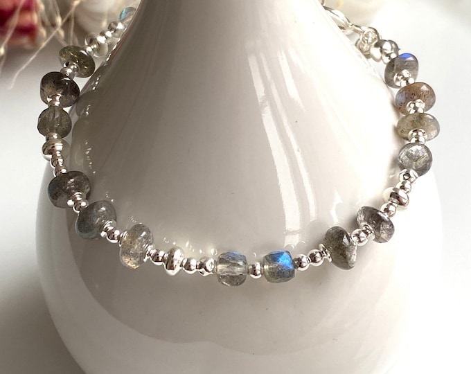 Labradorite (AAA) and silver (925) bracelet, casual, asymmetrical, gift for women and jewelry enthusiasts, yoga jewelry