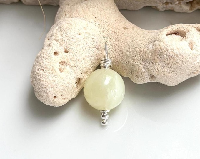 Pendant made of serpentine and silver, small gift made of healing stones, yoga jewelry with chakra crystals for jewelry enthusiasts