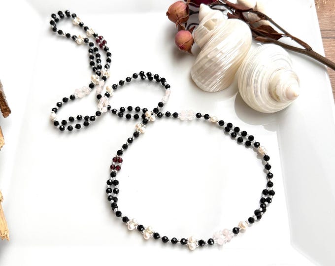 Tantric Mala Kette aus Turmalin schwarz, Rosenquarz, Granat, Süßwasserperlen, Bergkristall und Silber Sterling "Schutz und Licht"