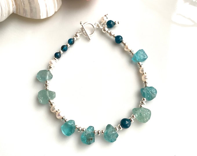 Bracelet made of raw apatite, blue apatite, freshwater pearls and silver