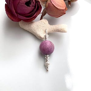 Hanger van robijn en sterling zilver, cadeau voor vrouwen, klein cadeautje van helende stenen, yoga sieraden, voor sieradenliefhebbers