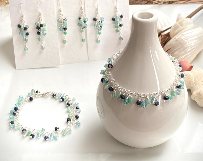 Für D.: Set aus Armband und Ohrringe aus Smaragd, Apatit und Saphir mit Silber Sterling, handgefertigter Schmuck mit Charms