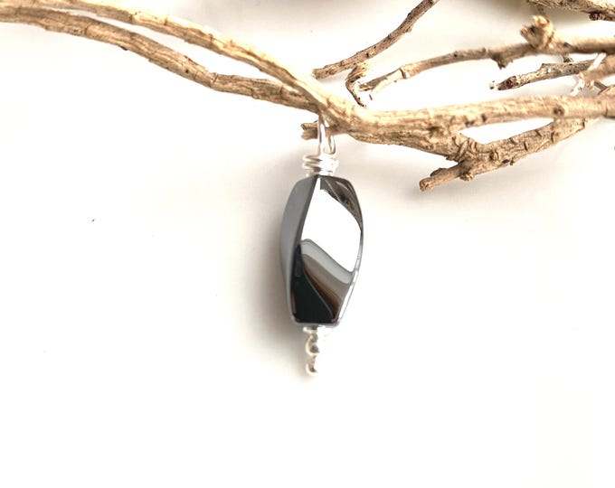 Pendant made of hematite and sterling silver, simple and timeless, small gift