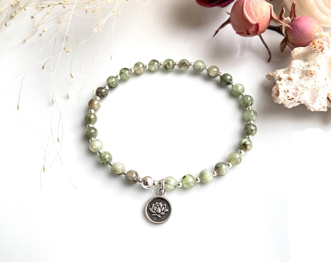 Mini Mala bracelet made of green disthene, with silver and lotus pendant, bracelet with 27 beads, yoga jewelry, gift for jewelry enthusiasts