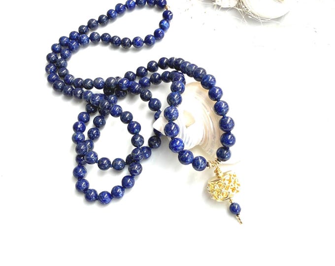 Lapislazuli Mala Halskette (A) mit vergoldetem Anhänger, lange Gebetskette mit 8 mm Perlen, Yoga-Schmuck, Schmuck mit Chakrakristallen
