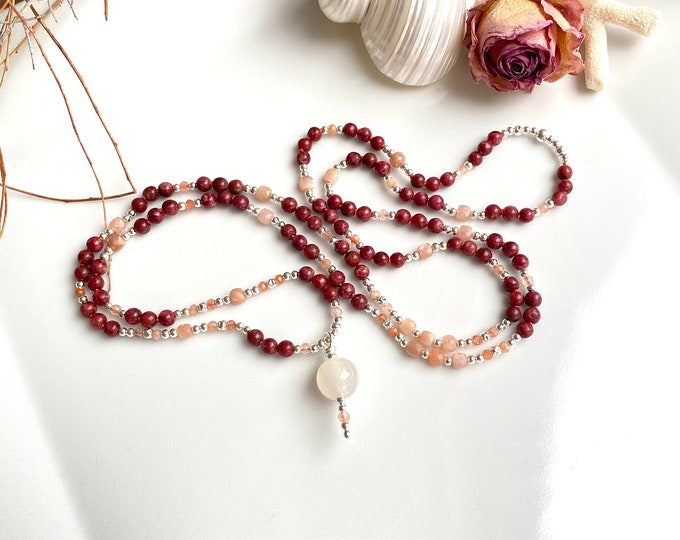 Mala necklace made of thulite and moonstone orange, decorated with silver and sunstone, final bead white agate, delicate prayer beads
