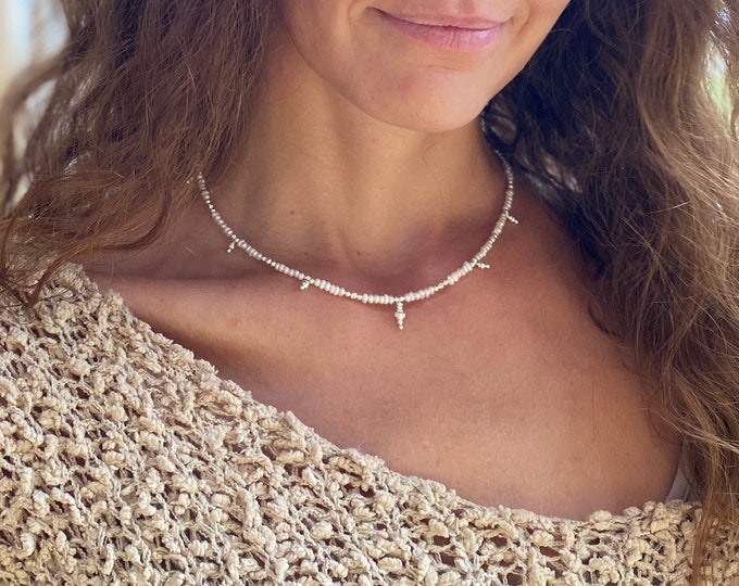 Short necklace made of freshwater pearls, decorated with pearls and charms made of silver (925), a delicate gift for women and jewelry enthusiasts