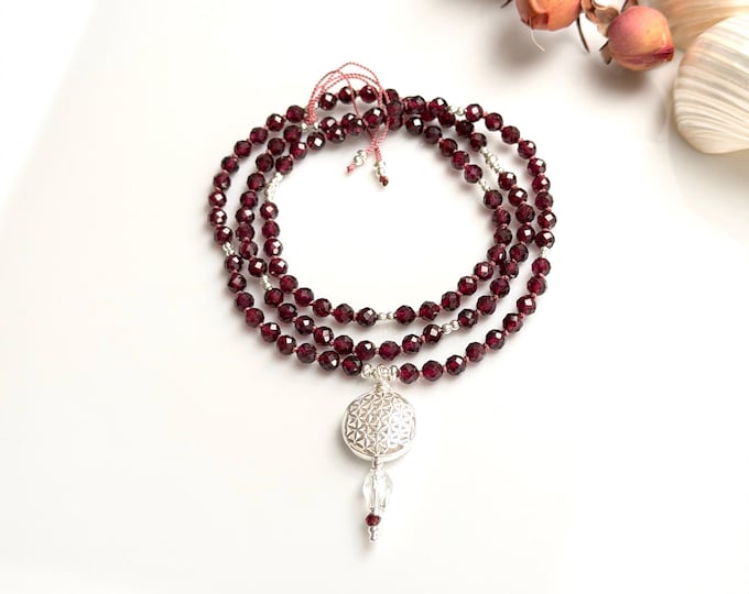Kurze Mala Kette aus Granat fac. 4,5 mm, verziert mit Silber, Guruperle Anhänger Blume des Lebens, Gebetskette mit 108 Perlen, Yoga-Schmuck