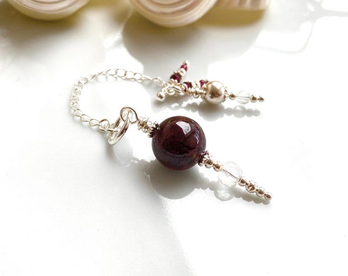 Pendulum made of garnet and silver, small pendulum, pocket pendulum, gift for psychics, radiesthesia