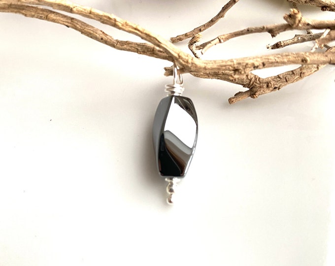Pendant in hematite and silver sterling, simple and timeless, small gift