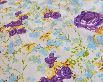 Tela vintage de poliéster y algodón con rosas moradas y hojas amarillas sobre fondo blanco para vestido o cortina (cortada a medida, 54 pulgadas de ancho)