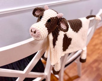Szydełkowy kocyk dla dziecka z krową: miękka dekoracja do pokoju dziecięcego z motywem farmy