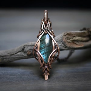 Labradorite Necklace for Women Copper Wire Wrapped Labradorite Pendant Necklace for Men Gold Blue Green Labradorite Crystal Necklace Gift