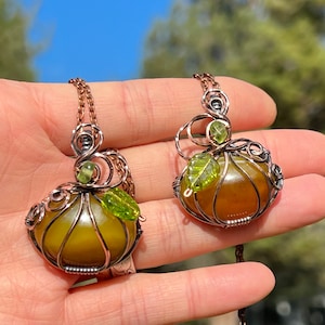 ABÓBORA | Pingente embrulhado em fio de cobre com ônix amarelo e peridoto |