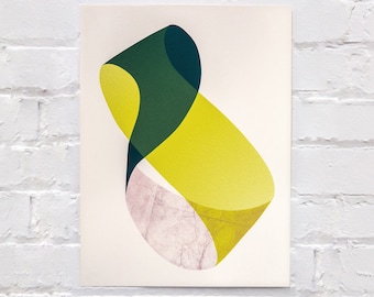 Könnte beinhalten: Abstrakter Kunstdruck mit einem gelben, grünen und rosafarbenen Design. Das Design ist eine stilisierte Form, die an ein Band oder eine Welle erinnert.