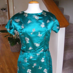 Vintage 1950s 50s Cheongsam Dress / 60s Mod A-line Dress / Emeral Green Satin Brocade Dress / Chinese Print / Asian Sheath Dress / Size M image 2