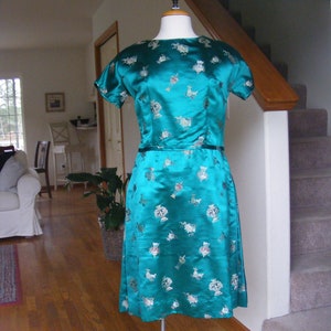 Vintage 1950s 50s Cheongsam Dress / 60s Mod A-line Dress / Emeral Green Satin Brocade Dress / Chinese Print / Asian Sheath Dress / Size M image 1