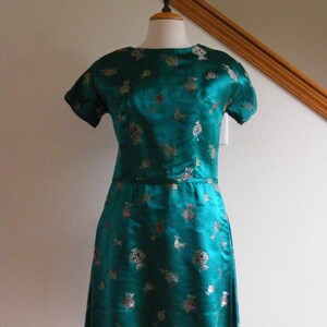 Vintage 1950s 50s Cheongsam Dress / 60s Mod A-line Dress / Emeral Green Satin Brocade Dress / Chinese Print / Asian Sheath Dress / Size M image 4