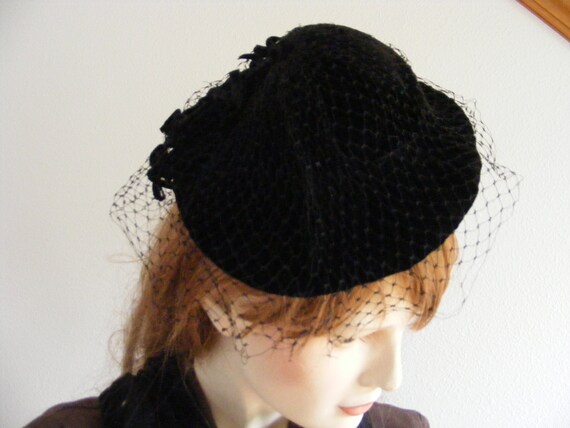 Vintage 1940's Black Velvet Tilt Topper Hat | Bir… - image 3